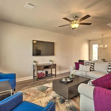 College Station Townhome With Furnished Patio!